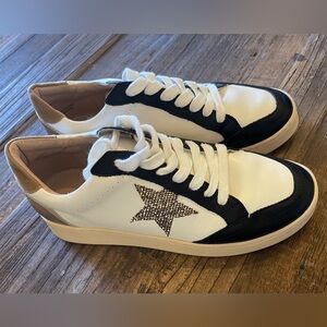 Oasis Society Eliana Gold Star Sneakers